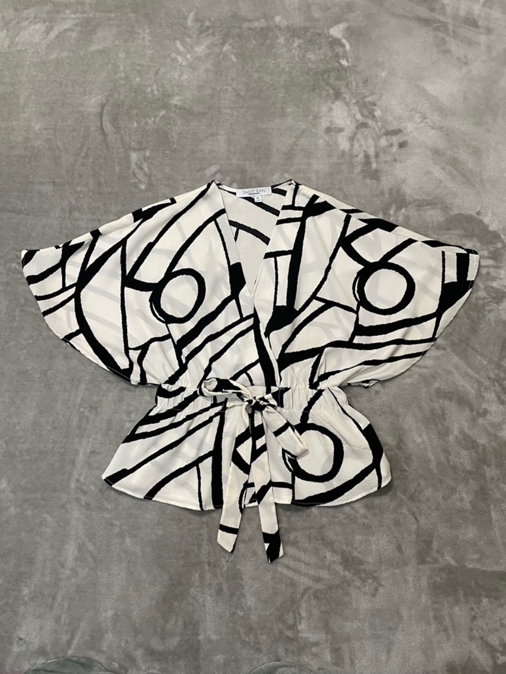 Sweet Rain Young Contemporary Abstract Black & White Wrap Top with Belt Size XS